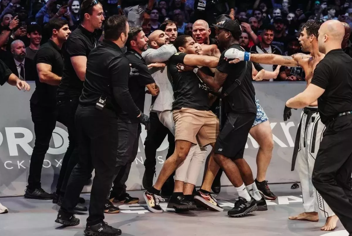 Divočina na karate. Šéf ligy tam bez váhání uškrtil cornermana