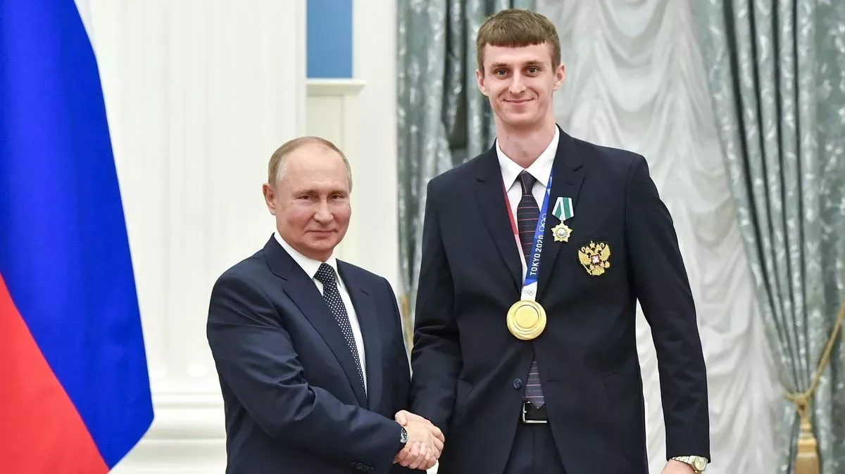 Rus se kvalifikoval do Paříže jako neutrální sportovec. Organizoval sbírku pro agresi na Ukrajině
